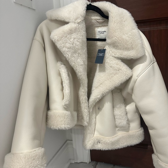 Abercrombie & Fitch Oversized Shearling Sherpa lined Jacket in white - Picture 6 of 8
